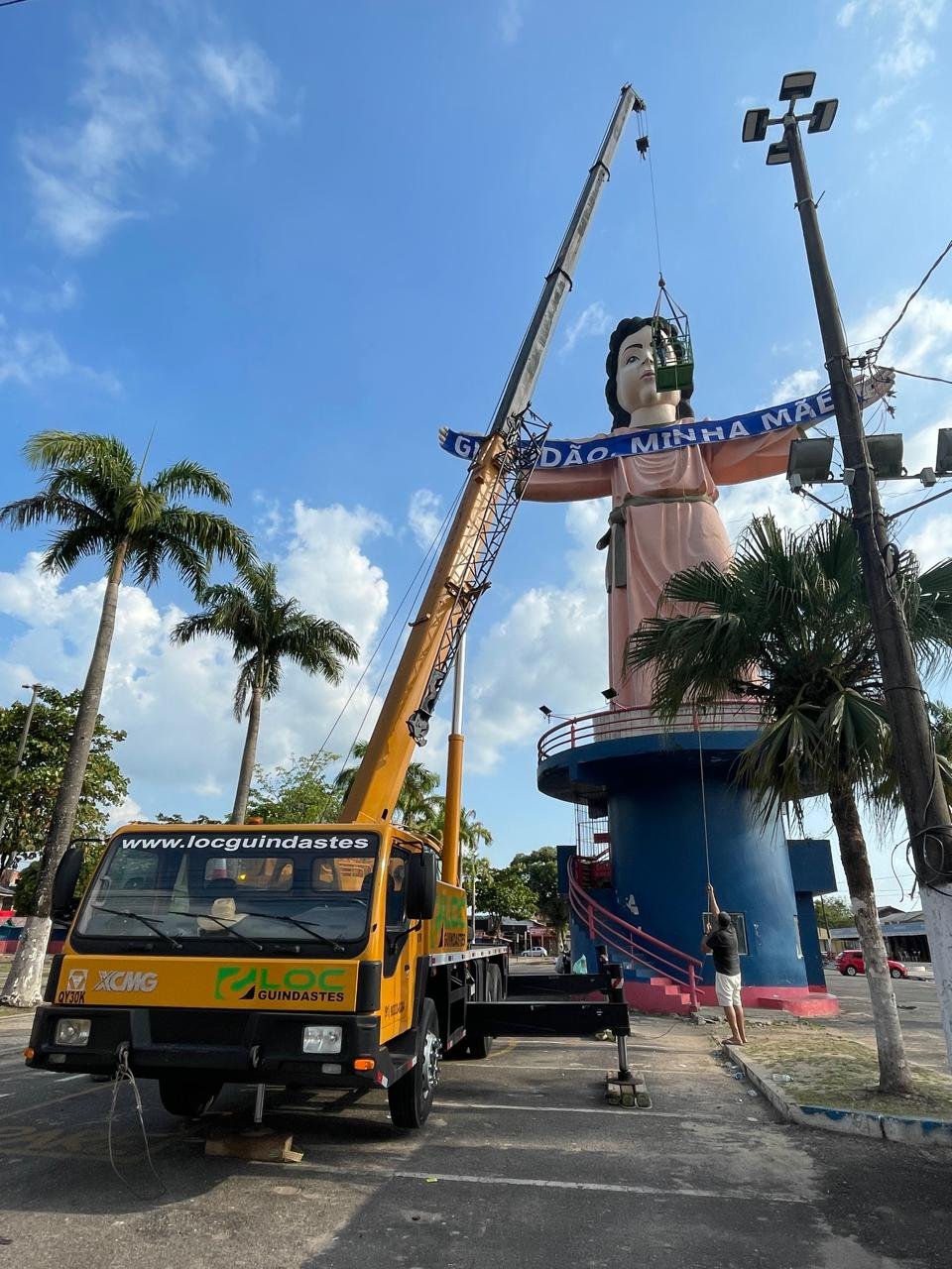 Guindaste LOC XCMG QY30K em operação em praça pública
